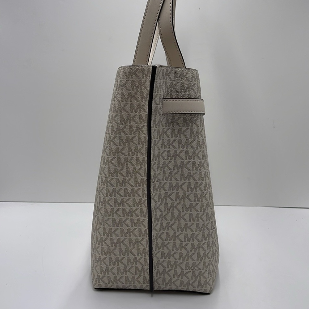 Michael Kors Emilia Large Logo Tote Bag 
COLOR LT CRM MULTI
NWT - Picture 7 of 16